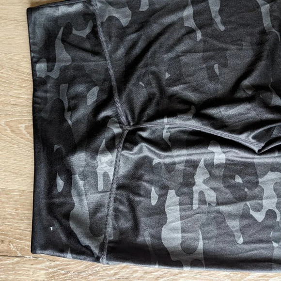 Nike Dry Fit Black Camo Leggings Women's Size Medium Active Gym - Picture 6 of 9